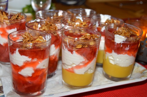 Hangop met mango en aardbeien